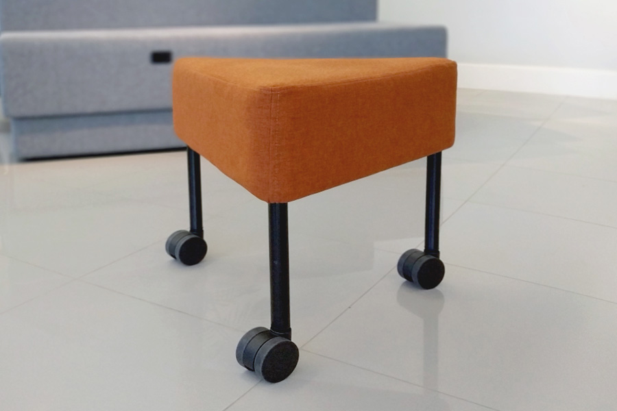 Tri | Pufe volante angulado