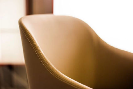 Cadeira com braço madeira fixa